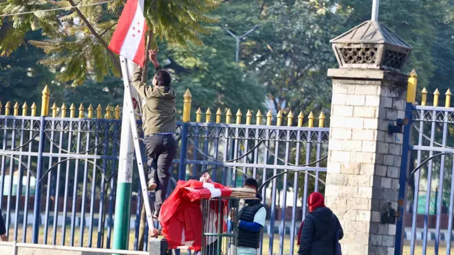 नेपाली कांग्रेसको विशेष महाधिवेशन आयोजनाका क्रममा पार्टीको झण्डा राखिँदै