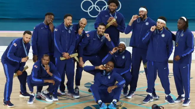 Amerikanci sa zlatnim medaljama posle pobede u finalu