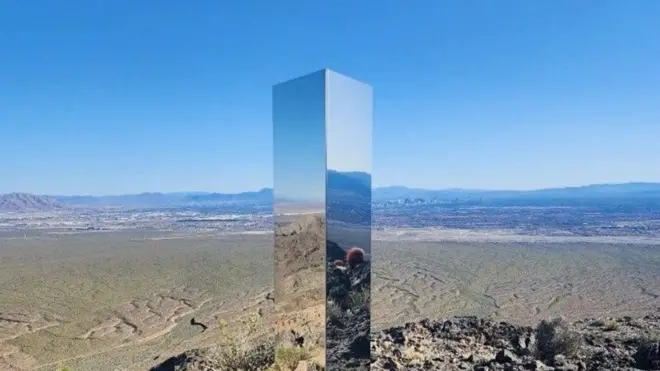 Iyi monolith yabonywe ku gasongero k'umusozi abantu bakunda kuzamuka mu majyaruguru ya Las Vegas