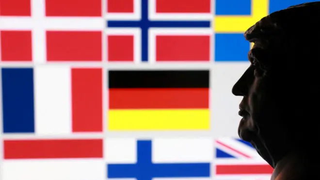 رسم توضيحي يُظهر نموذجاً مصغراً مطبوعاً بتقنية الطباعة ثلاثية الأبعاد للرئيس الأمريكي دونالد ترامب وأعلام ثماني دول أوروبية