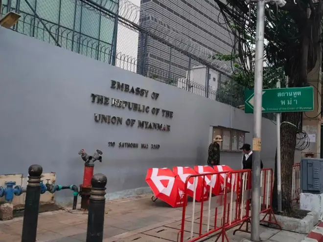ဒီနေ့ကျရောက်တဲ့ ရှစ်လေးလုံး အရေးတော်ပုံ (၃၈) နှစ်ပြည့်အထိမ်းအမှတ်အဖြစ် ထိုင်းနိုင်ငံ၊ မြန်မာစစ်သံရုံးရှေ့မှာ ထီးသပိတ်လှုပ်ရှားမှုပြုလုပ်ခဲ့တဲ့ မြင်ကွင်း 