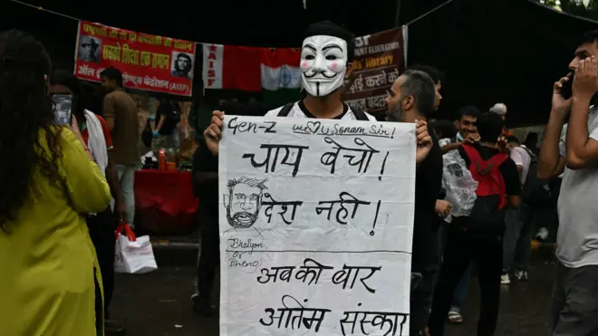'চা বেচুন, দেশ নয়', লেখা পোস্টার হাতে যন্তর মন্তরে বুধবার হাজির এক প্রতিবাদী