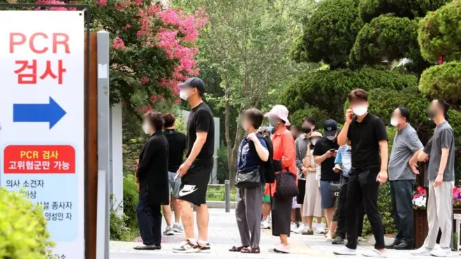 질병관리청 중앙방역대책본부는 17일 0시 기준 코로나19 신규 확진자가 4만342명이라고 밝혔다. 일주일 전 같은 요일(10일·2만410명)보다 2배 많은 수치다