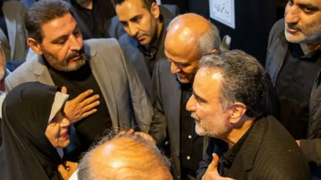 مصطفی تاجزاده (نفر اول از راست) برای شرکت در مراسم تدفین برادرش در مرخصی از زندان بود. در این تصویر فائزه هاشمی هم در مراسم ختم برادر او دیده میشود.