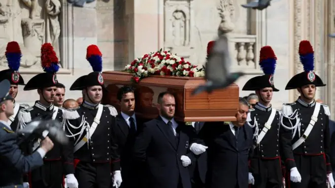 Cenaze Milano Katedrali’ne getiriliyor