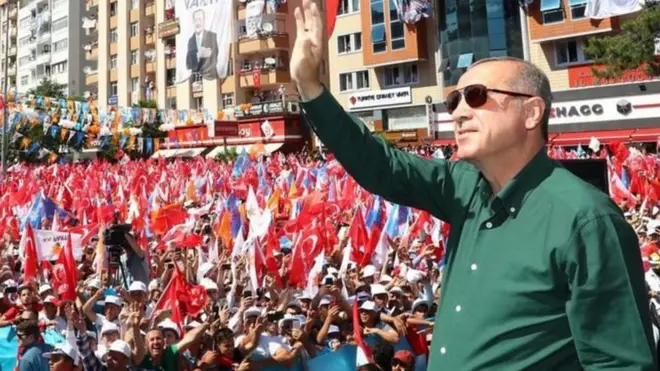 Presiden Erdogan sekarang memiliki kekuasaan yang lebih besar karena juga menguasai parlemen.