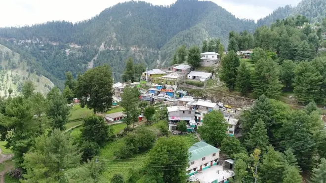 مقامی لوگوں نے بتایا کہ انھیں اپنے گھروں کے آس پاس خالی بوتلیں، جوس کے ڈبے اور ڈائپرز جیسی چیزیں بھی پڑی ہوئی ملتی ہیں