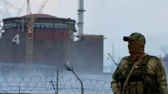 محطة زابوروجيا على الضفة الأخرى من نهر دانبيرو تحت سيطرة روسيا