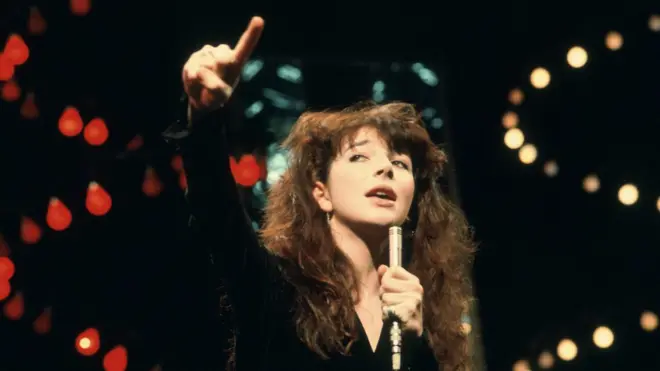 Kate Bush dando un show en vivo en el programaroleta magicatelevisión "Top of the Pops" en 1978.