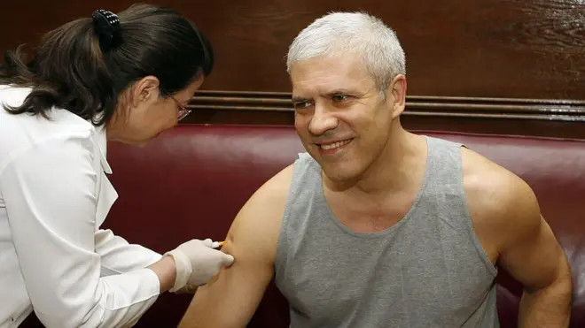 Predsednik Srbije Boris Tadić primio je vakcinu protiv virusa AH1N1 u zgradi Predsedništva