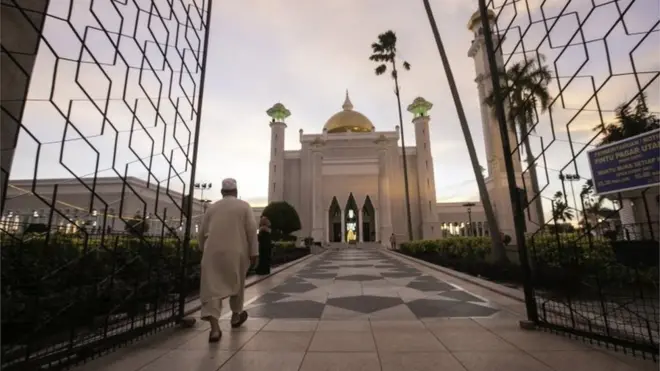 A Muslim man walks inside the Sultan Omar Ali Saifuddien mosque to perform the sunset prayer in Bandar Seri Begawan, Brunei, 01 April 2019