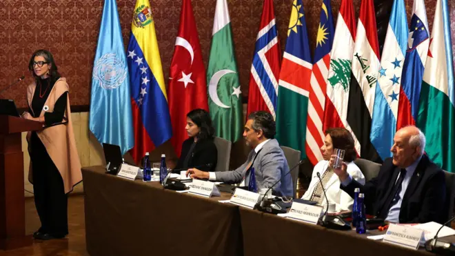 Francesca Albanese, BM Filistin İşgal Altındaki Topraklar Özel Raportörü, Riyad Mansour, Filistin'in Birleşmiş Milletler Büyükelçisi, Rosa Yolanda Villavicencio, Kolombiya Dışişleri Bakanı Vekili, Güney Afrika Uluslararası İlişkiler ve İşbirliği Bakanlığı Genel Müdürü Zane Dangor ve Lahey Grubu Genel Sekreteri Varsha Gandikota-Nellutla, Kolombiya ve Güney Afrika'nın ev sahipliğinde, Gazze'deki çatışmayla ilgili olarak İsrail'e karşı alınacak önlemleri görüşmek üzere Kolombiya'nın Bogota kentinde düzenlenen Acil Devletler Konferansı'na katılıyorlar, 15 Temmuz 2025