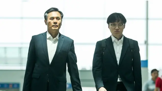 WTO 일반이사회 참석차 출국하는 김승호 실장(왼쪽)