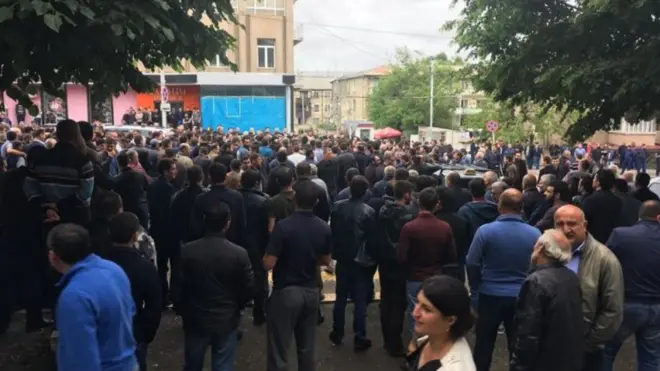 Etiraz aksiyasına qatılanlar günahkarların cəzalandırılmasını tələb ediblər