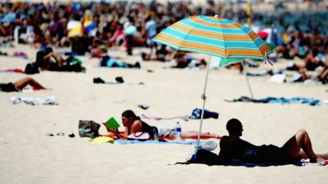 Des touristes sur une plage (Illustration)