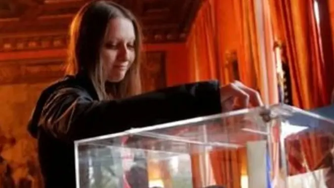 විදෙස්ගත ප්‍රංශ ජාතිකයන් වෙනුවෙන් තානාපති කාර්යාල තුළ ඡන්ද පෙට්ටියක්