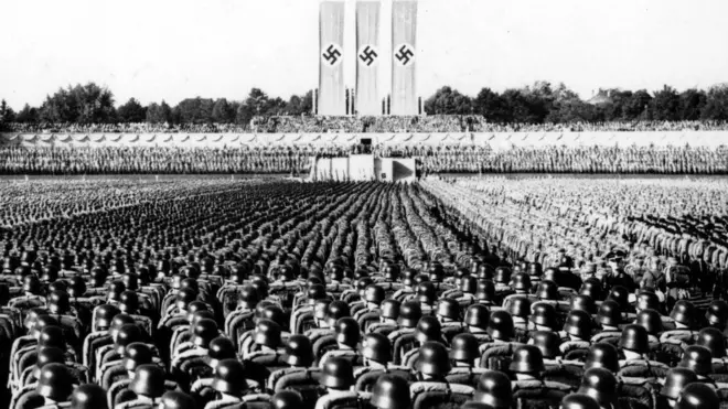 二战时期纳粹以磅礴气势、壮盛军容作为宣传。