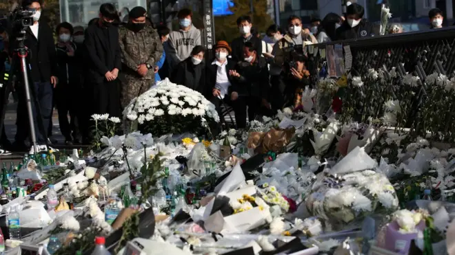 1일 서울 용산구 이태원역 1번 출구에 마련된 이태원 핼러윈 압사 참사 추모공간을 찾은 시민들이 희생자들을 추모하고 있다