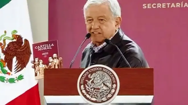 López Obrador dijo que repartiría unos 8,5 millones de ejemplares a un número igual de beneficiarios de programas sociales.
