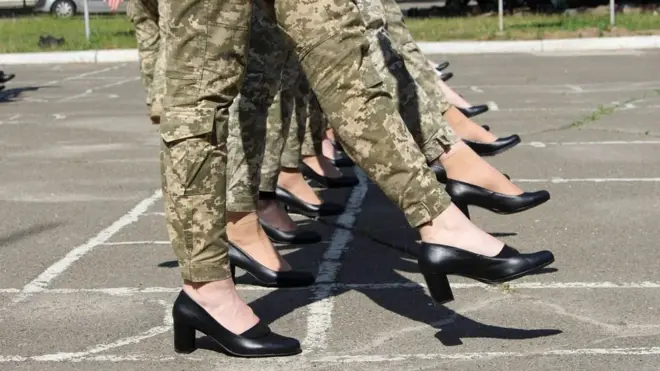 Женщины-военнослужащие на каблуках