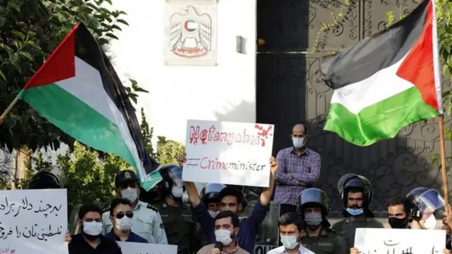 احتجاجات أمام سفارة الإمارات في طهران بعد تطبيع العلاقات بين أبو ظبي وتل أبيب