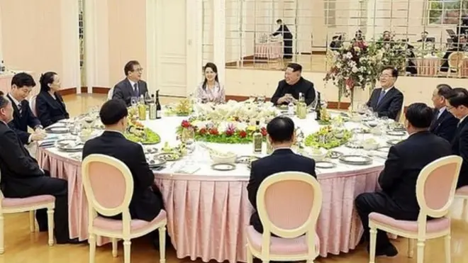 Ông Kim Jong-un cùng vợ và em gái đón và khoản đãi phái đoàn Hàn Quốc