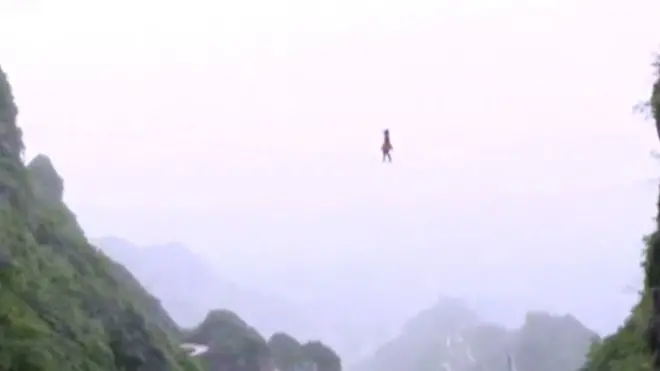 Thăng bằng dây chùng với giày cao gót ở độ cao 1300 m.