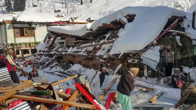 ضلع نیلم کے ڈپٹی کمشنر شاہد محمود کے مطابق برفانی تودوں کی زد میں مکانات کے علاوہ ایک مسجد، مقامی بازاروں کی 17 دکانیں اور سات گاڑیاں بھی آئی ہیں
