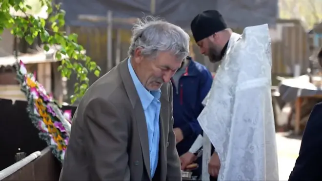 침통한 심정의 아버지