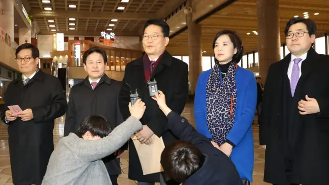 宋永吉（中）在机场接受采访。