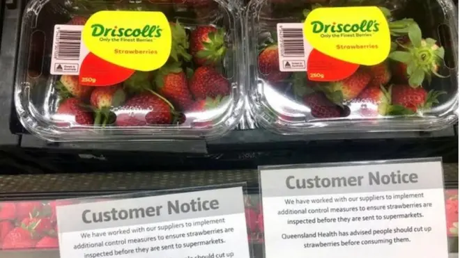 علب فراولة معروضة مع ملاحظة كتب فيها أن المنتج خضع لإجراءات رقابية مشددة