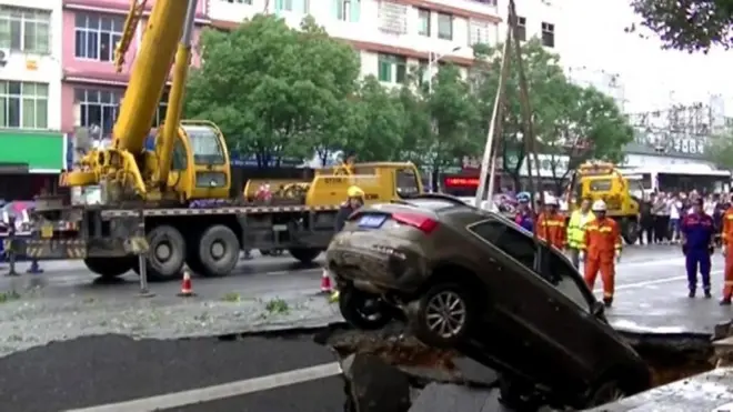 中国で道路陥没　目撃者語る