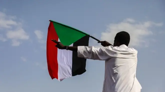متظاهر في السودان