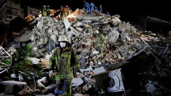 Rescuers search for survivors at a collapsed building in Izmir, Turkey. Photo: 30 October 2020