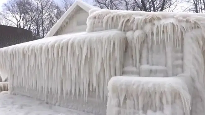 عاصفة "ستيلا" تجمد منزلا بالكامل في نيويورك