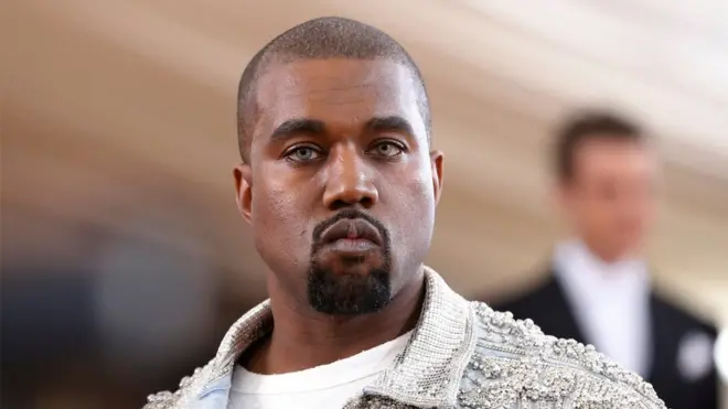 Kanye West confesó que no votó en las elecciones del 8 de noviembre, lo que causó algunos abucheos del público en California.