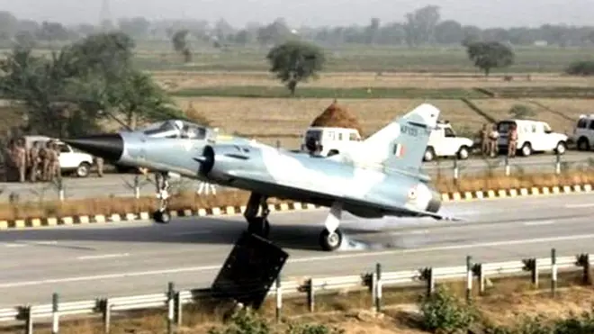 હાઈવે પર ઉતરાણ કરી રહેલું હવાઈ દળનું વિમાન
