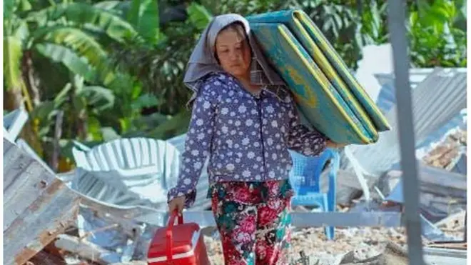 Người dân Vườn rau Lộc Hưng thu gom đồ đạc còn sót lại sau vụ cưỡng chế