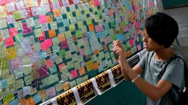 反对修例的示威者在香港多个地方设立"连侬墙"，让反对修例的人士贴上写有示威字句的便条。