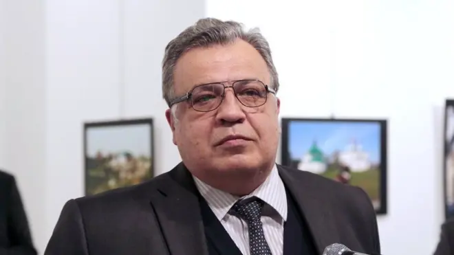 ښاغلی کارلوف د پخواني شوروي اتحاد د بهرنیو چارو وزارت کې هم بېلابېلې دندې مخته وړې دي او له روسیې بهر یې هم ماموریت کړی دی.