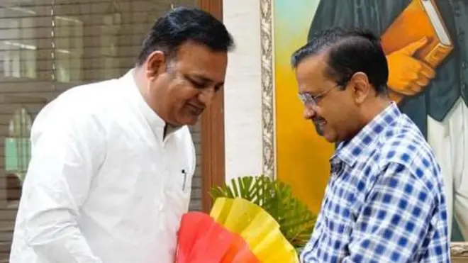 राजकुमार आनंद के साथ अरविंद केजरीवाल