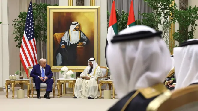 رئيس دولة الإمارات العربية المتحدة الشيخ محمد بن زايد آل نهيان مع الرئيس الأمريكي دونالد ترامب خلال اجتماع ثنائي في قصر الوطن في أبوظبي