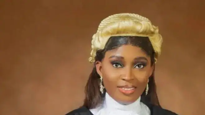 Aworan Amofin tuntun, Onyesom Peace Udoka ti awọn ajinigbe ji gbe. O wọsọ awọn lọya o si de fila wọn. Obinrin lọya naa de wiigi igbalode, o le yẹti, oju rẹ mọlẹ kedere bo ṣe n rẹrin-in musẹ ninu fọto yii.