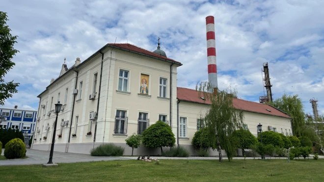 Konak manastrira i iza njega dimnjak rafinerije