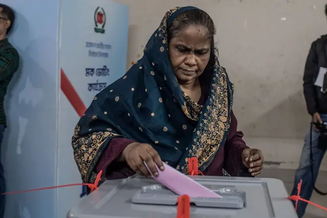 নির্বাচনের আগে মক ভোটিং আয়োজন করে নির্বাচন কমিশন