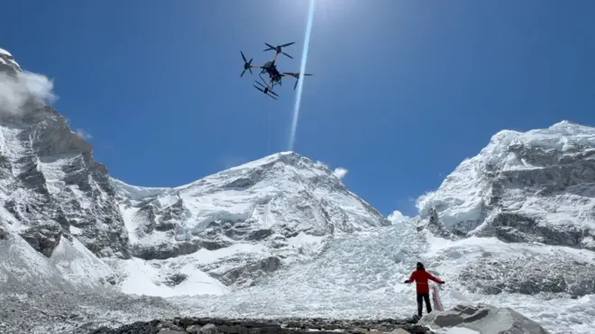 Dronovi čiste otpad sa Mont Everesta