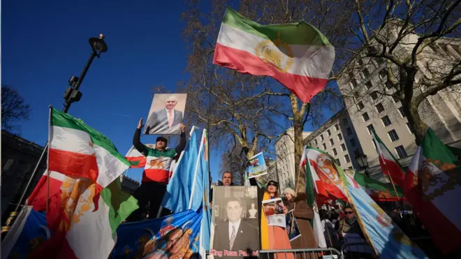 伊朗国内爆发抗议后，有反伊朗政权人士在伦敦示威。