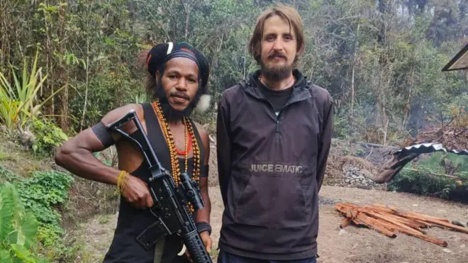 Pilot Susi Air asal Selandia Baru Philip Mark Mehrtens (kanan) disandera sayap militer Organisasi Papua Merdeka (OPM) pimpinan Egianus Kogoya di wilayah Kabupaten Nduga, Provinsi Papua Pegunungan.