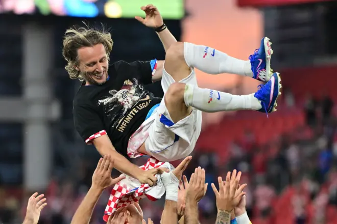 Luka Modrić u vazduhu jer ga dižu saigrači