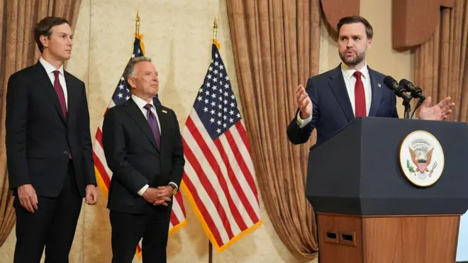 JD Vance basın toplantısı düzenlerken 